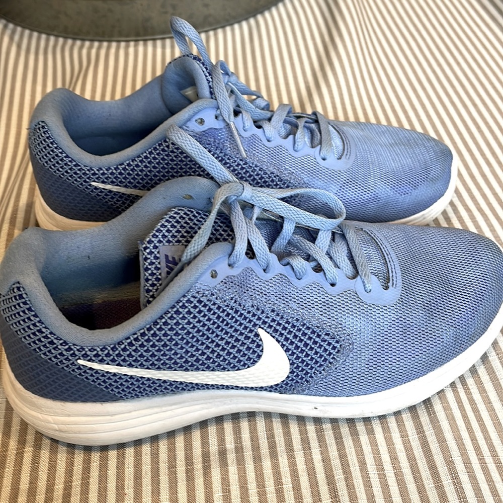 Nike revelation 3 sz 8.5